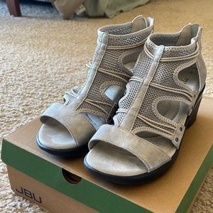 JBU Everly sandal in light grey